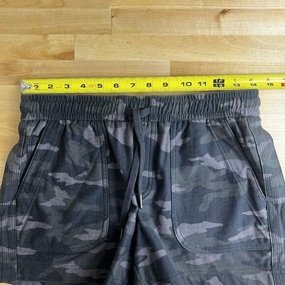 Athleta Farallon Shorts Sweat Drawstring Elastic Waist Pockets Green Camo Size 2 - Picture 7 of 9